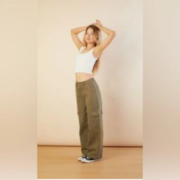 I am selling these green cargo jeans from forever 21, and they are really comfy. - Picture 5 of 8